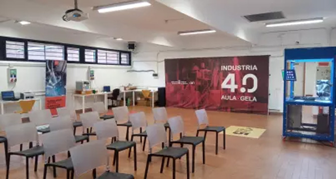 aula con sillas y cartel grande del aula virtual industria 4.0