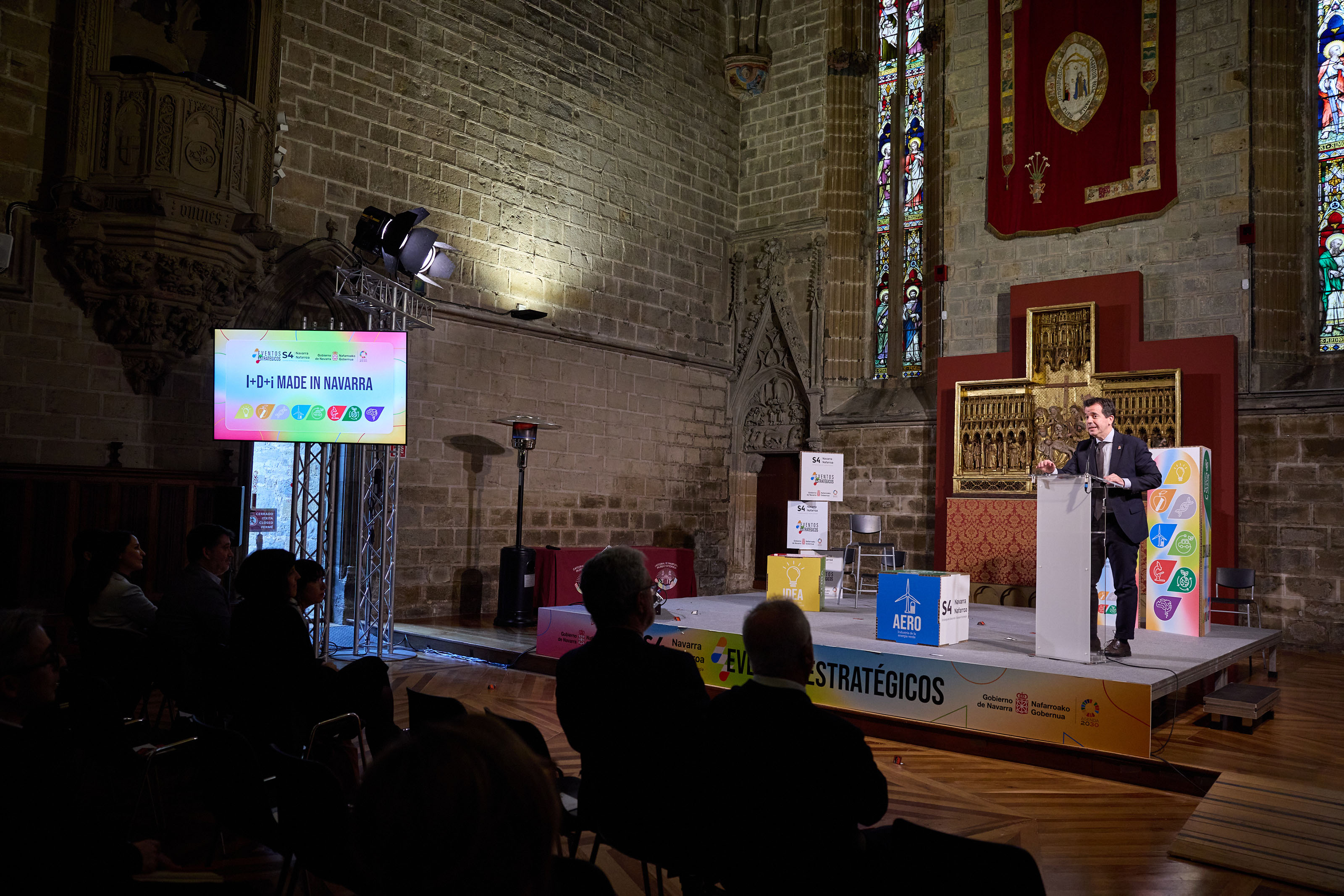 El consejero Irujo se dirige al público participante en el evento.