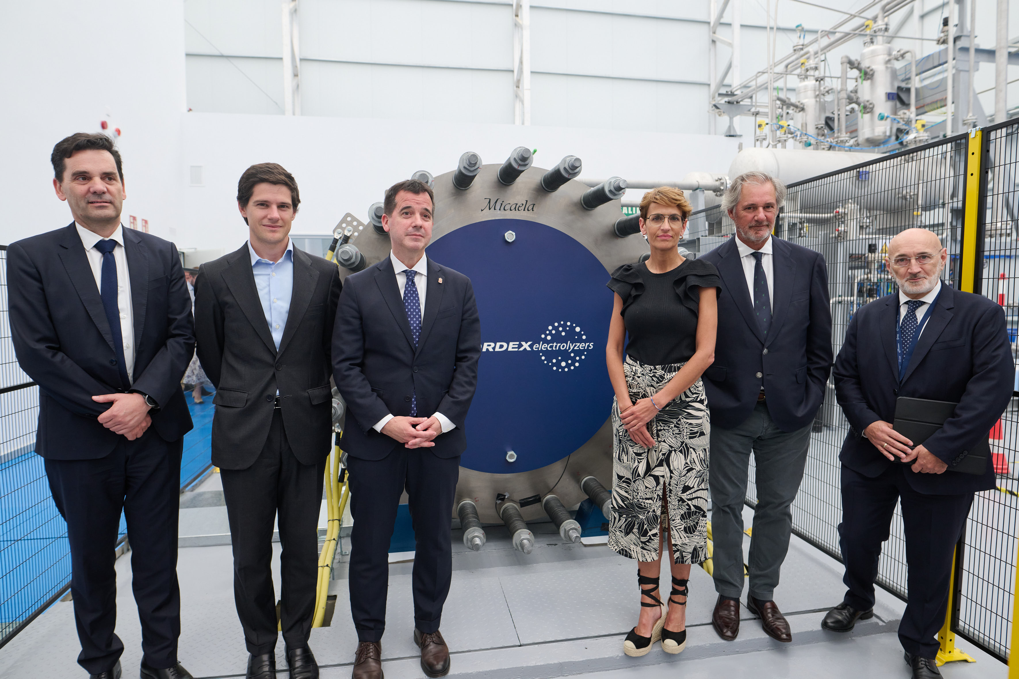 De izquierda a derecha: José Luis Blanco, responsable de Nordex Group; José Entrecanales, director financiero y de sostenibilidad de Acciona; el consejero Irujo; la Presidenta Chivite; José Manuel Entrecanales, CEO de Acciona; y Luis Solla, responsable de Nordex Electrolyzers