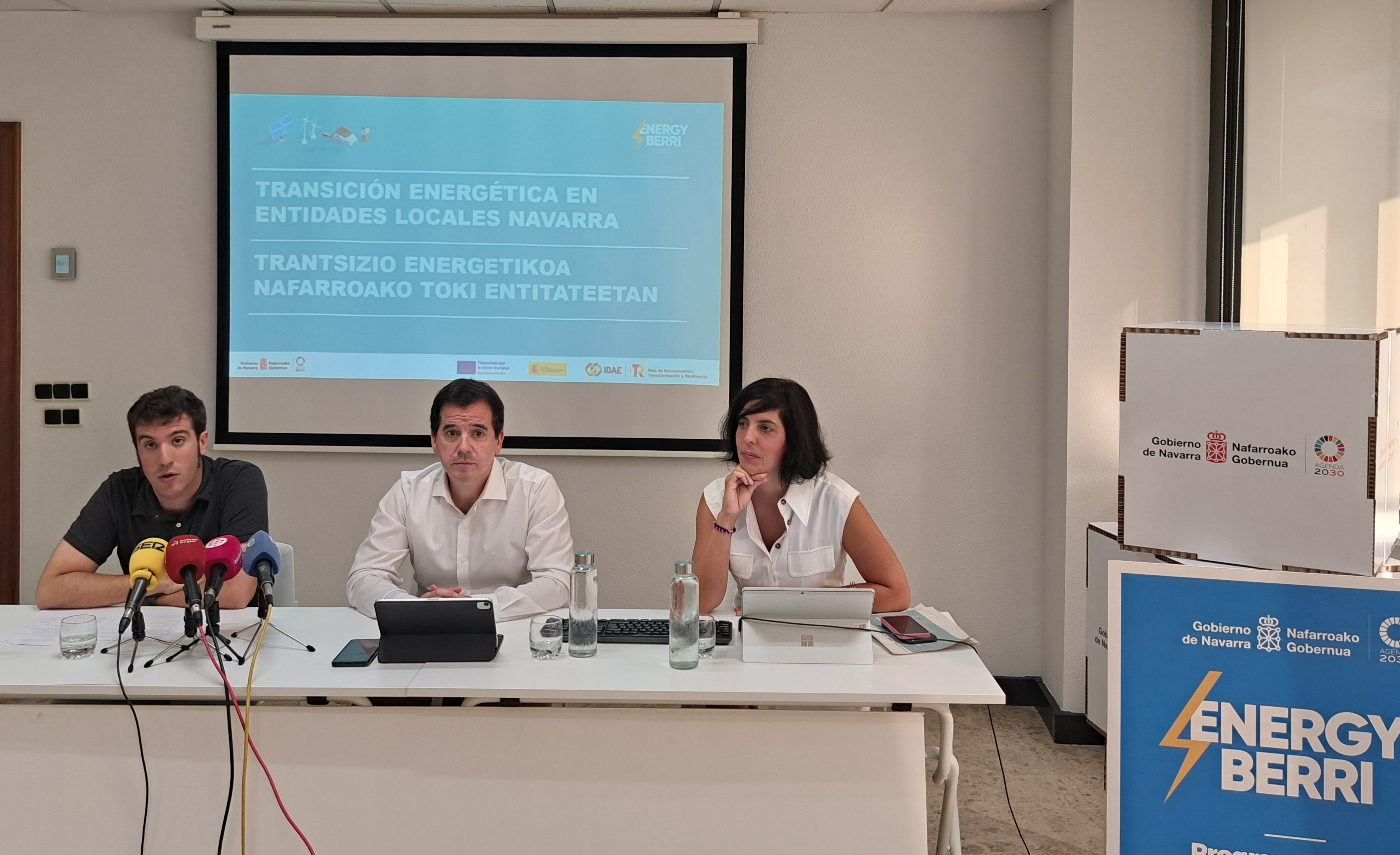 Xabier Alcuaz, el consejero Mikel Irujo y Uxue Itoiz, en la rueda de prensa ofrecida hoy