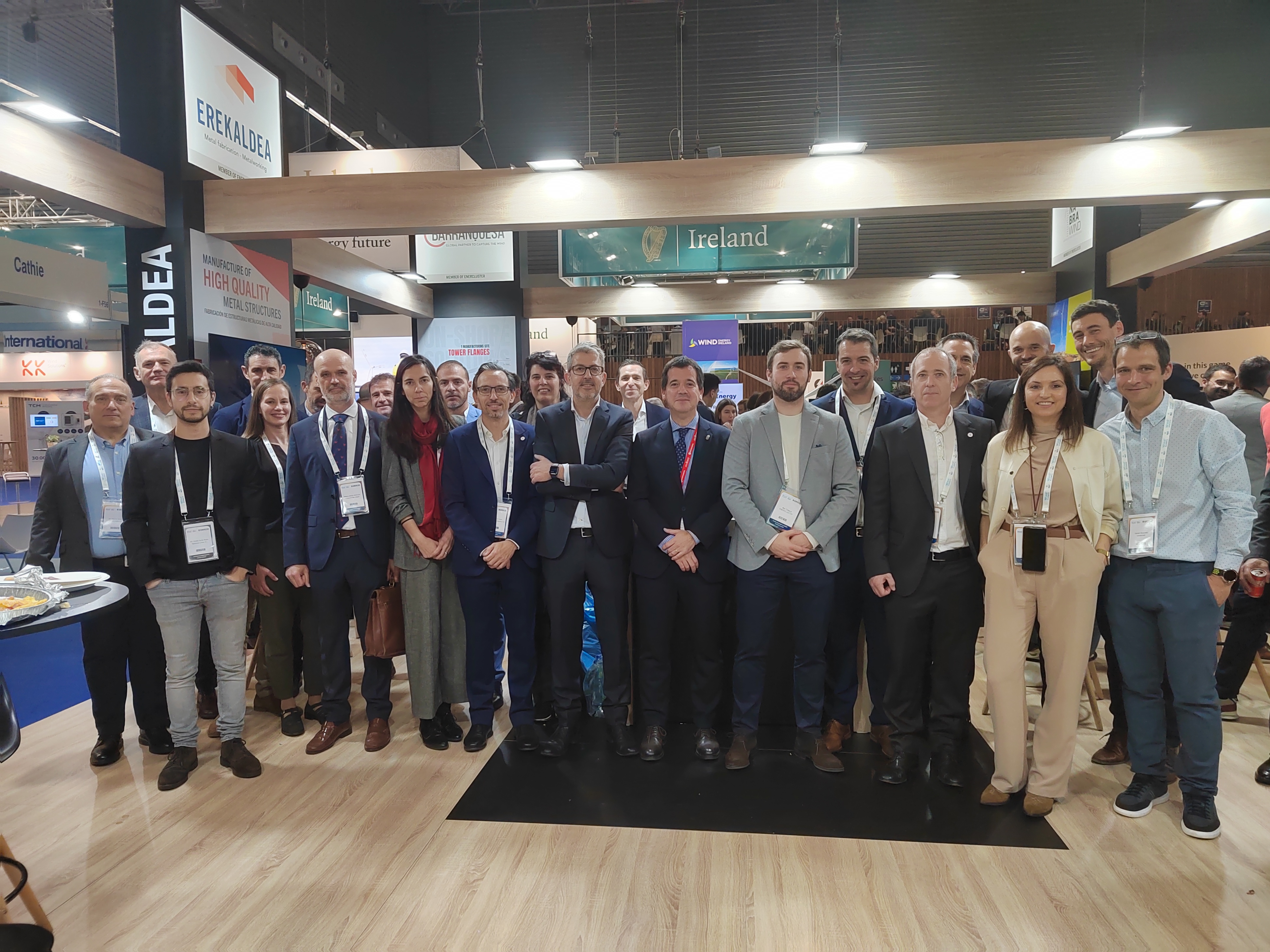 El consejero Irujo junto a representantes del sector eólico navarro durante el WindEurope. 