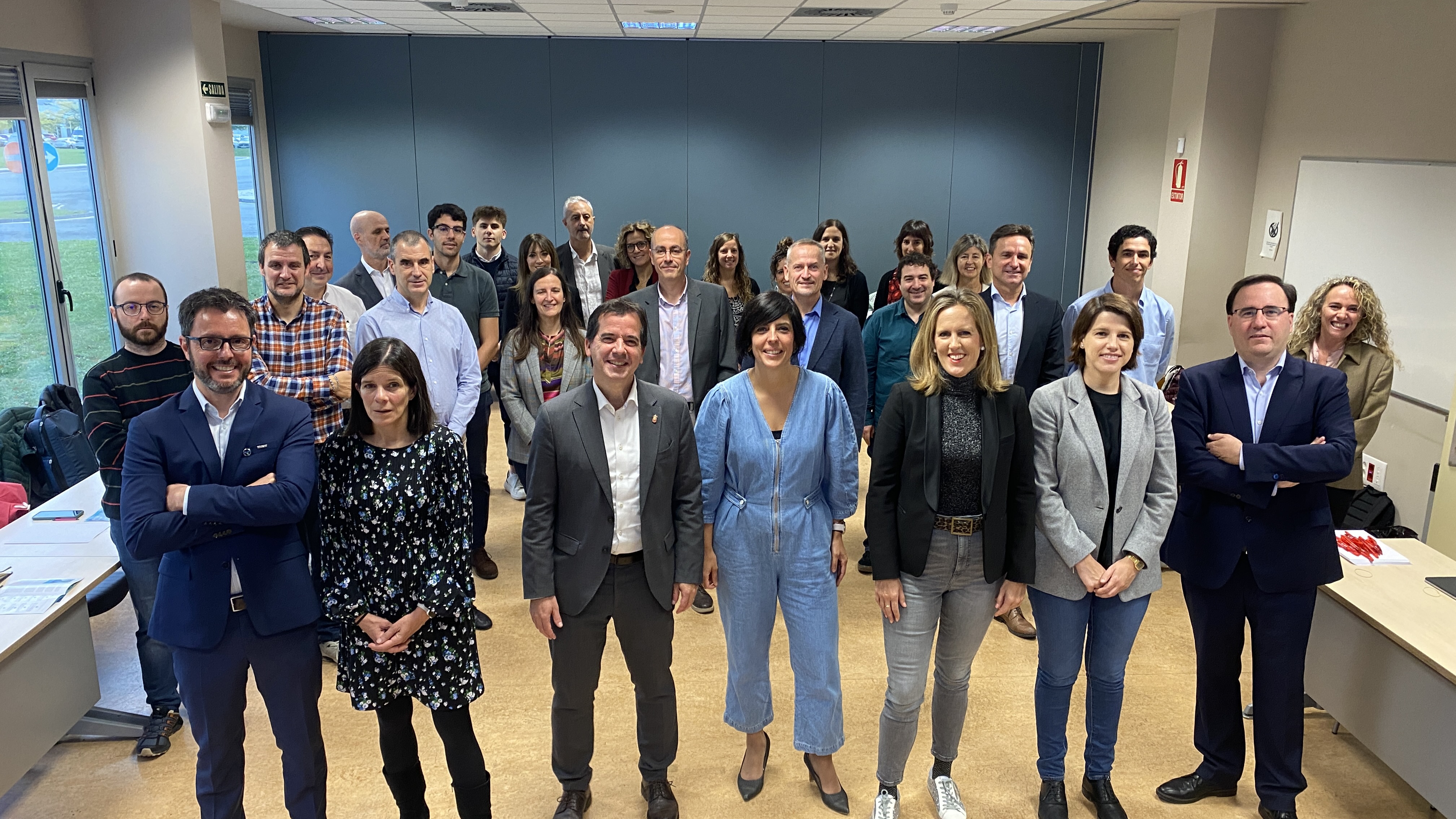 El consejero Irujo, junto al resto de participantes en la presentación. 
