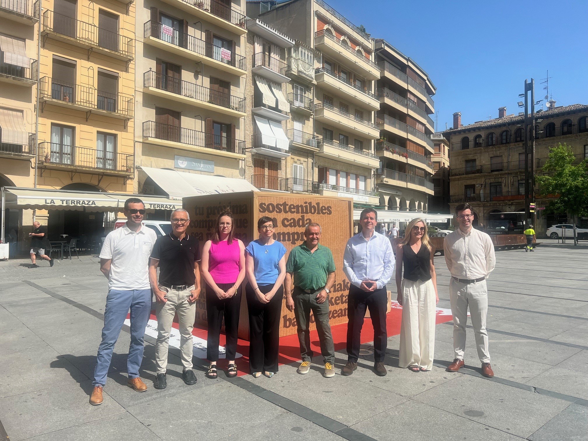 El consejero Irujo (tercero por la dcha), con el resto de participantes en el acto.