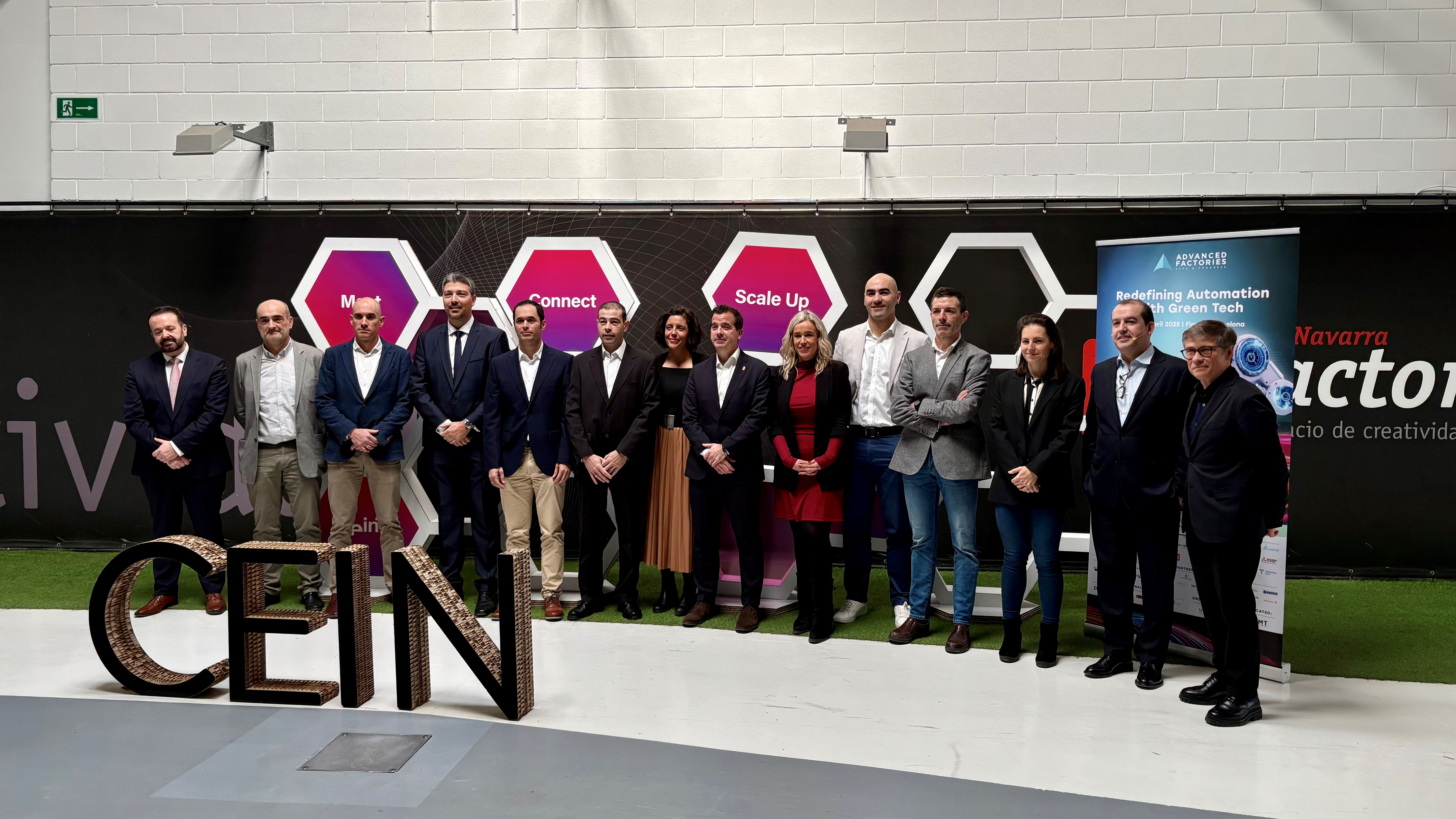 El consejero Irujo, en el centro, junto a la directora general de Energía, I+D+i Empresarial y Emprendimiento, Garbiñe Basterra; el director general de Fomento Empresarial, Iñigo Arruti; la directora de gerente de CEIN, Uxue Itoiz; el director de Advanced, Albert Planas; y representantes del tejido empresarial navarro y de empresas visitante. 