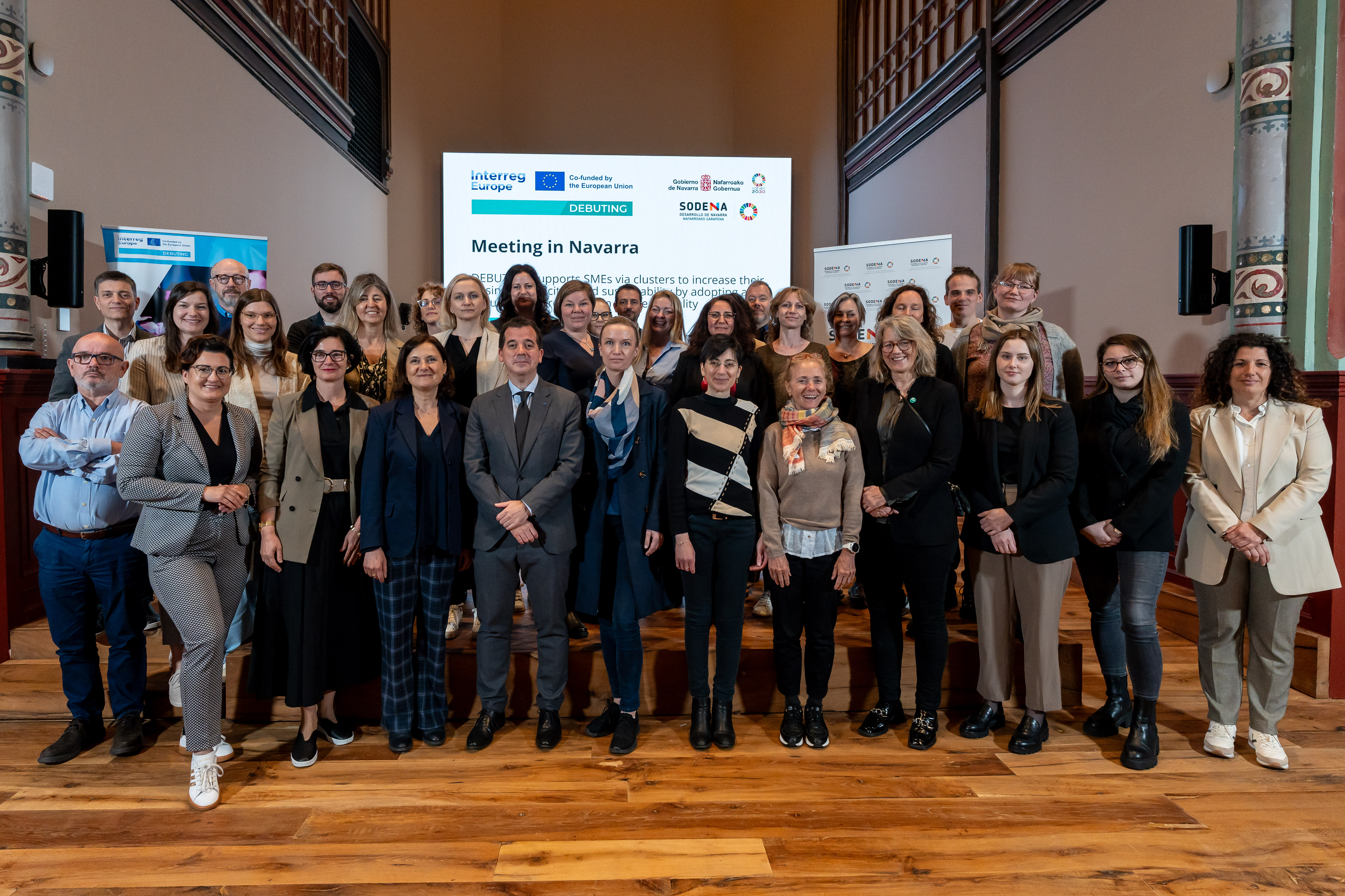 El consejero Irujo, junto a las y los representantes de las 9 regiones socias del proyecto y otras personas participantes de la jornada.