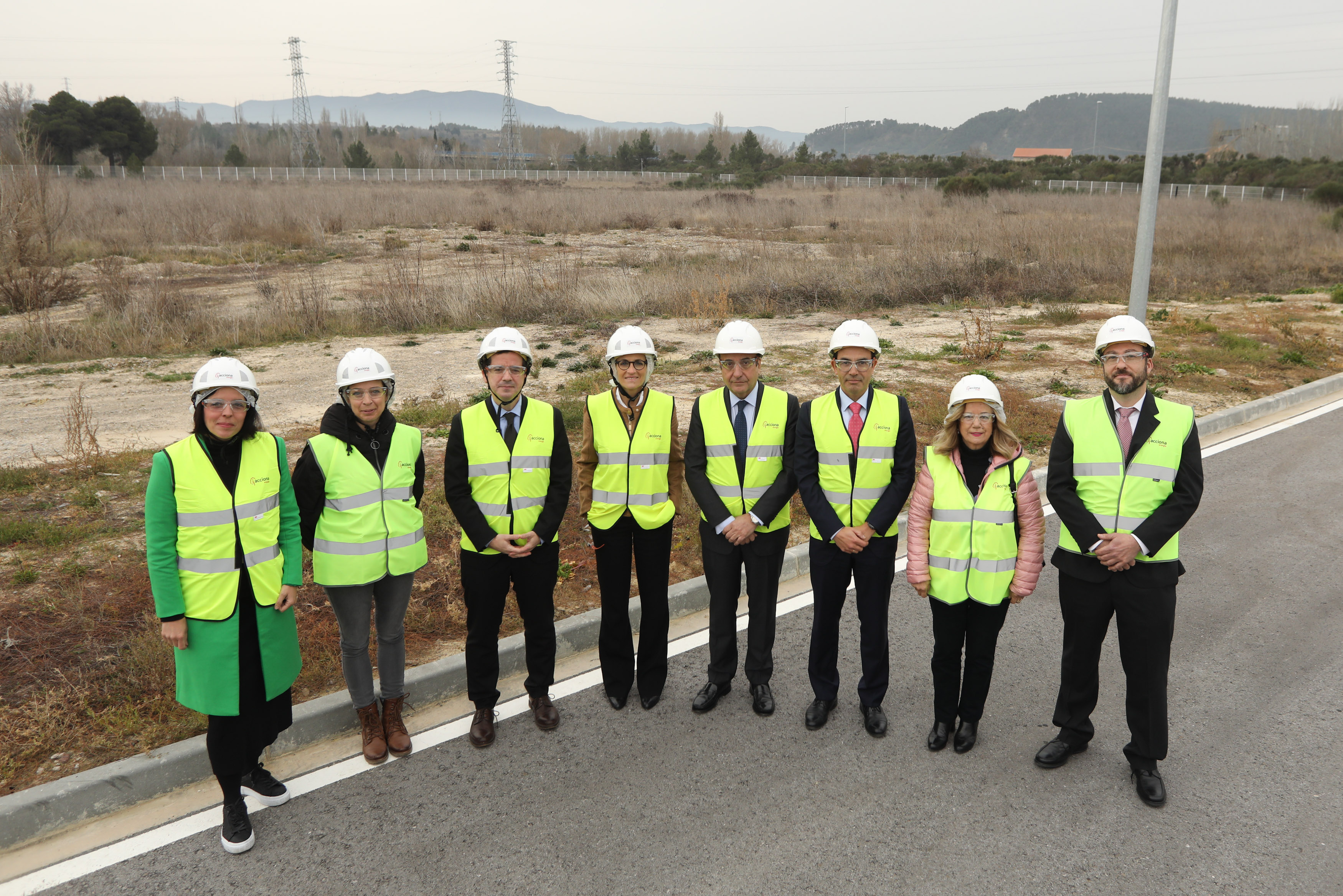 De izquierda a derecha: La directora general de Industria, Energía y Proyectos Estratégicos S4, Uxue Itoiz; la alcaldesa de Sangüesa, Lucía Echegoyen; el consejero de Desarrollo Económico y Empresarial, Mikel Irujo; la Presidenta de Navarra, María Chivite; el director ejecutivo de ACCIONA Energía y Presidente de ACCIONAPLUG, Rafael Mateo; el director ejecutivo de ACCIONAPLUG, Alan Ripa; la presidenta del Concejo de Rocaforte, María Eugenia Pérez Iriarte, y el director técnico de ACCIONAPLUG, Rubén Román.