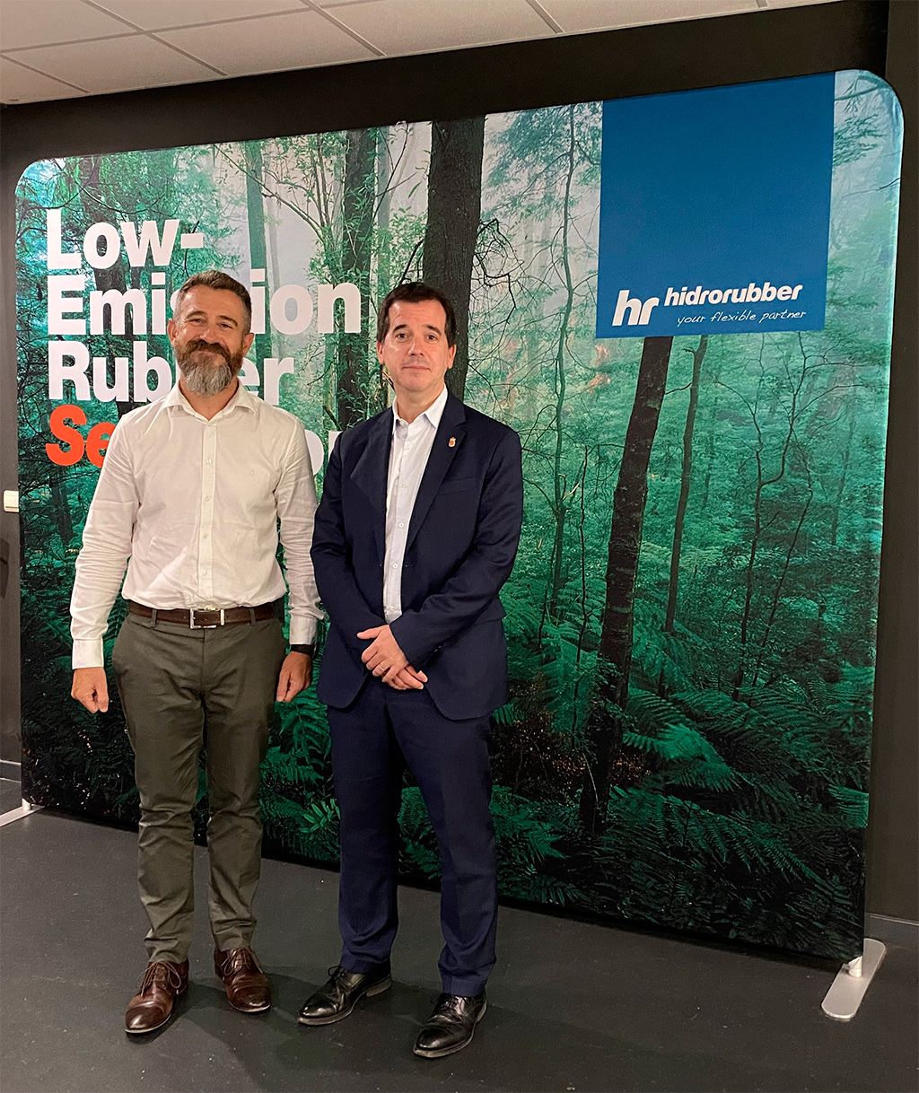 El consejero de Desarrollo Económico y Empresarial, Mikel Irujo, junto al director general de Hidrorubber, Jon Angulo
