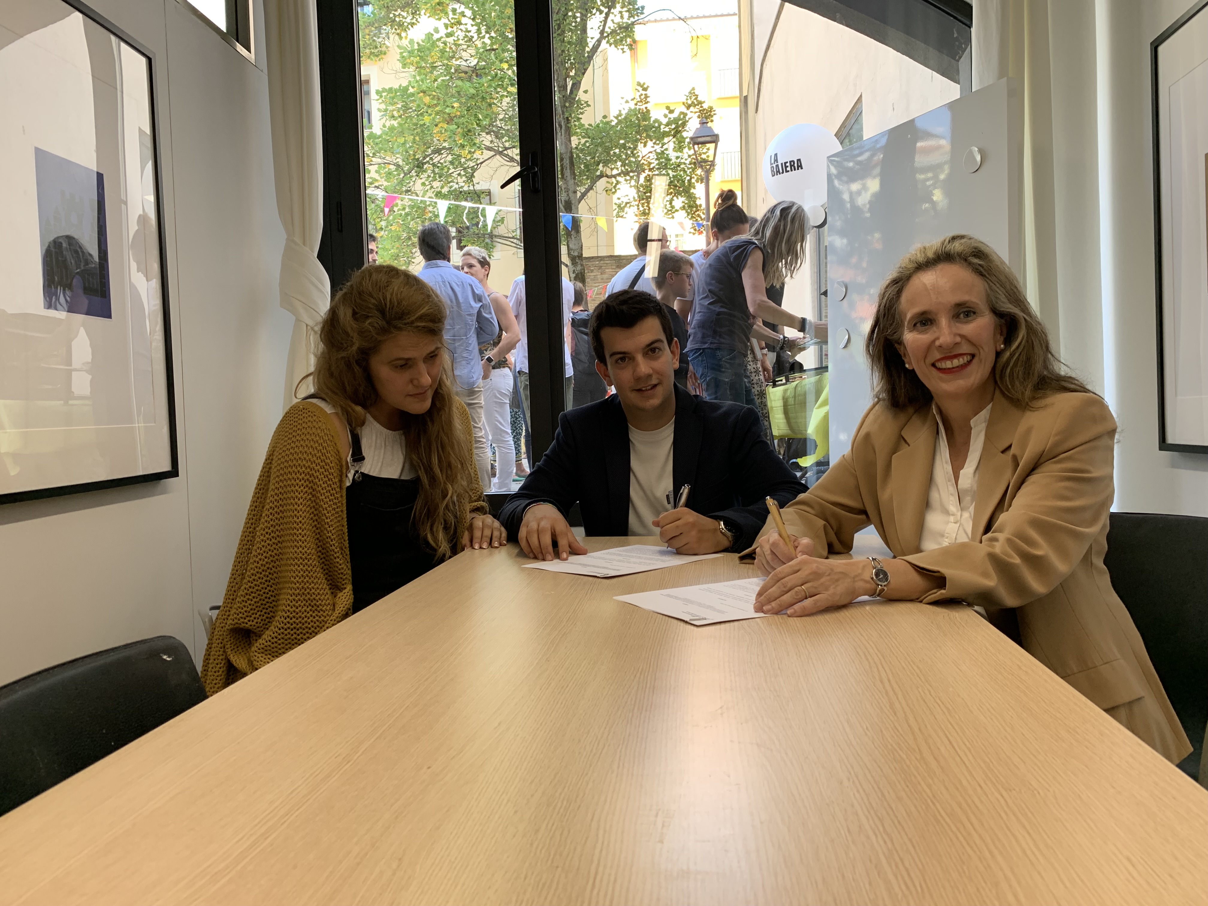 La gerente de AJE Navarra, Adriana Eransus; el presidente de AJE Navarra, Alberto Alonso, y la directora general de Política de Empresa, Proyección Internacional y Trabajo, Izaskun Goñi.