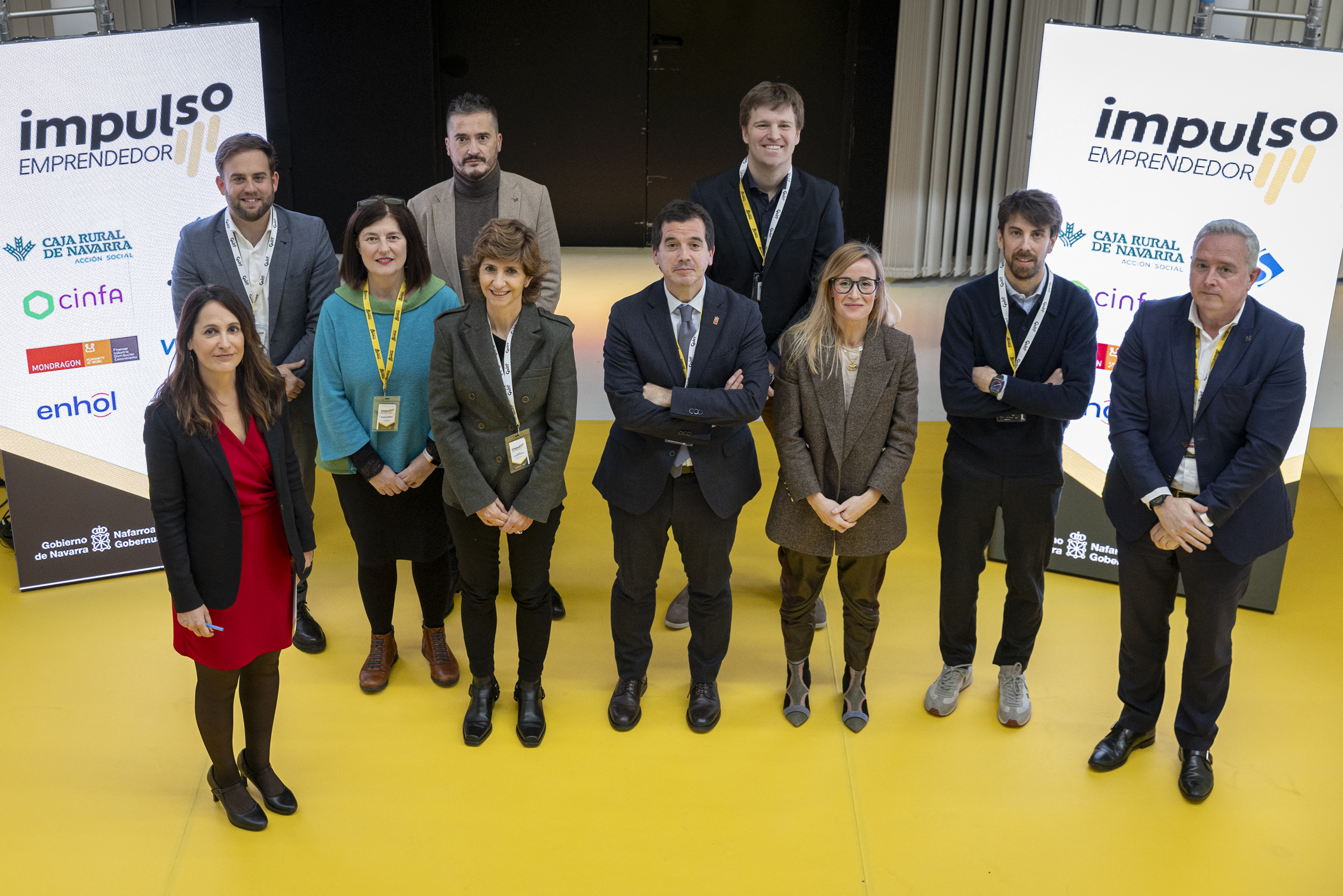 En primera fila, de izda a dcha: María Sanz de Galdeano, directora gerente de CEIN; Blanca Jauregui, de Viscofán, Alicia López de Ocáriz, de Cinfa; el consejero Irujo;  Virginia Michelena, de Trucks and Wheels;  Gonzalo Oliver, de Enhol; y Joseba Sagastigordia, de Grupo Mondragón. En segunda fila, de izda a dcha: Gonzalo Soto, de Caja Rural; José Mateo, de Salinas de Navarra; y Unai Zabala, de Zabala Innovation.