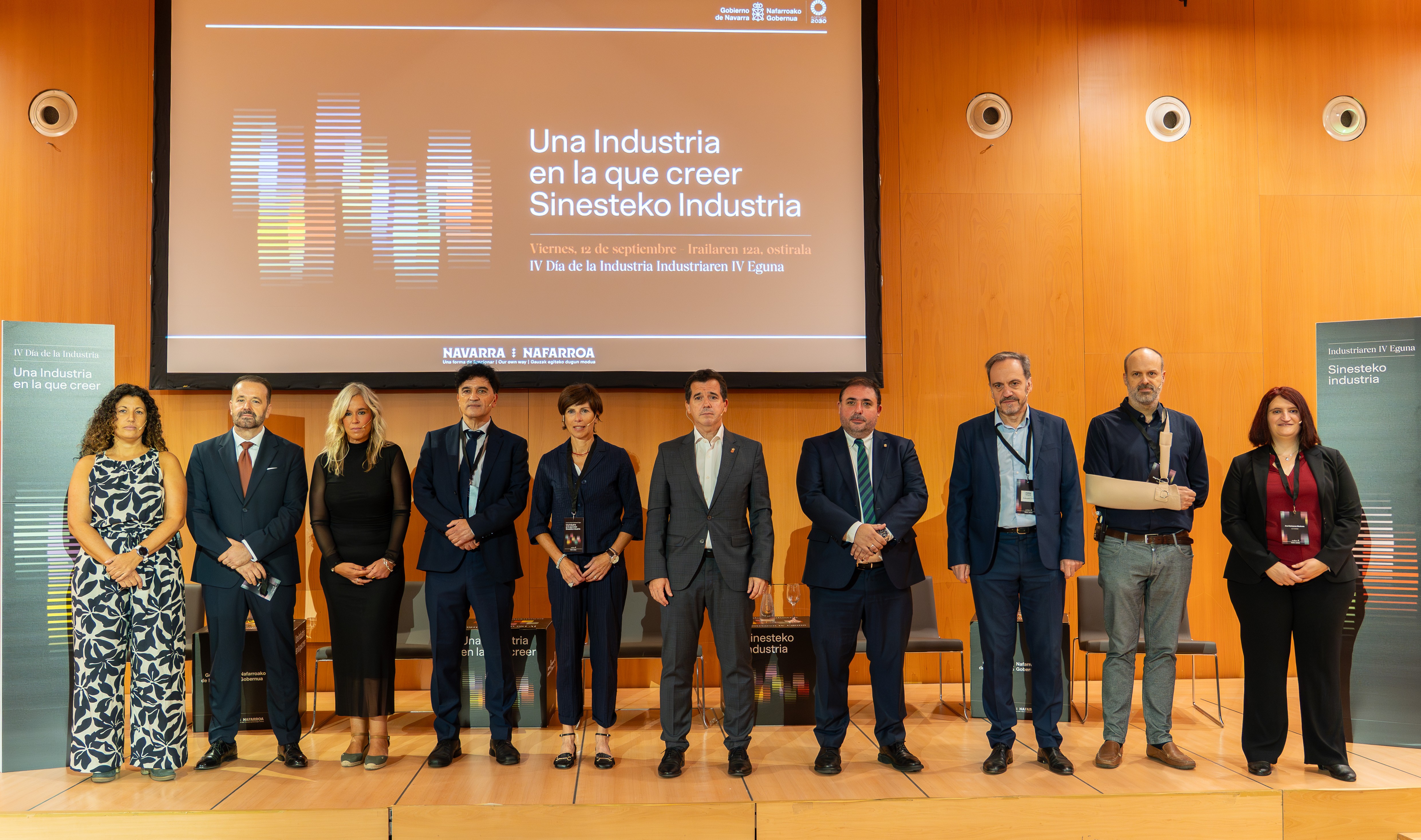 De izquierda a derecha: Montse Guerrero (SODENA); Iñigo Arruti (director general de Industria); Garbiñe Basterra (directora general de Transición Energética, I+D Empresarial y Emprendimiento; José Manuel González Sesma (MTorres); Monica Carotta (capración de inversiones en Trentino, Italia); el consejero Irujo; el presidente del Parlamento, Unai Hualde; Juanje Alberdi, (Azkoyen); Diego Nuñez, (Madergia) y Ana Ceniceros, (LEV2050).