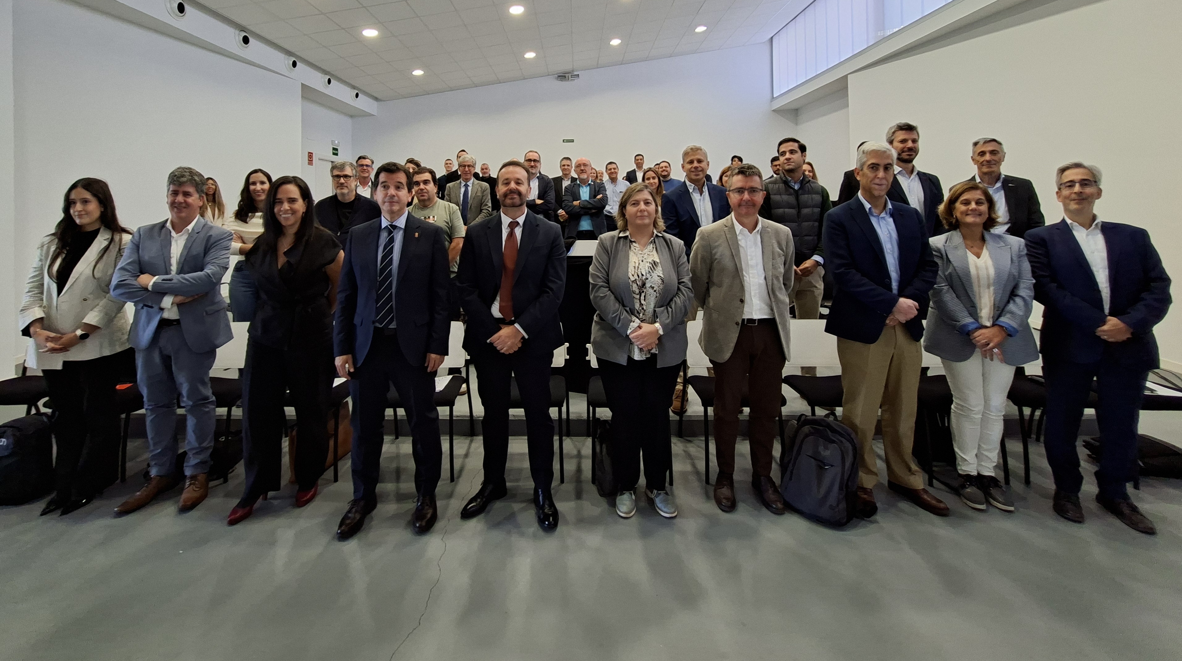 El consejero Irujo junto al director general de Fomento Empresarial e Infraestructuras, Iñigo Arruti; Isabel Pérez, directora de Ciencia, Tecnología e Innovación de la Agencia Espacial Española; representantes de Laseme y de las empresas del sector. 