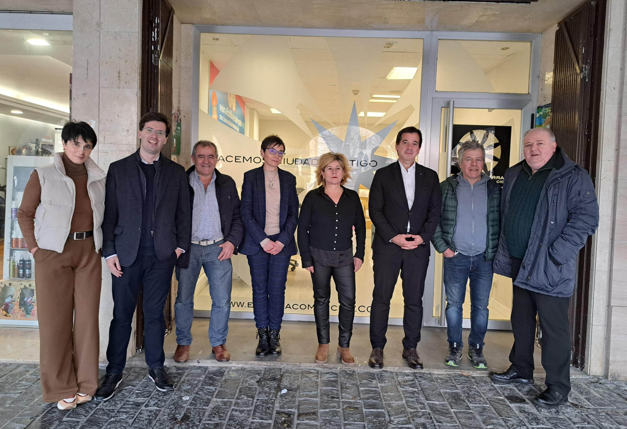 De izda a dcha:  Ana Benito (miembro de la Junta de la Asociación de comerciantes), Pablo Ezcurra, José Flamarique (presidente de la Asociación de Comerciantes); Loreto San Martín (gerente de la Asociación);  Maribel Ausejo (Junta de la Asociación); el consejero Irujo; Víctor Napal (miembro de la Asociación); y Jorge Ruiz (miembro de la Junta de la Asociación).