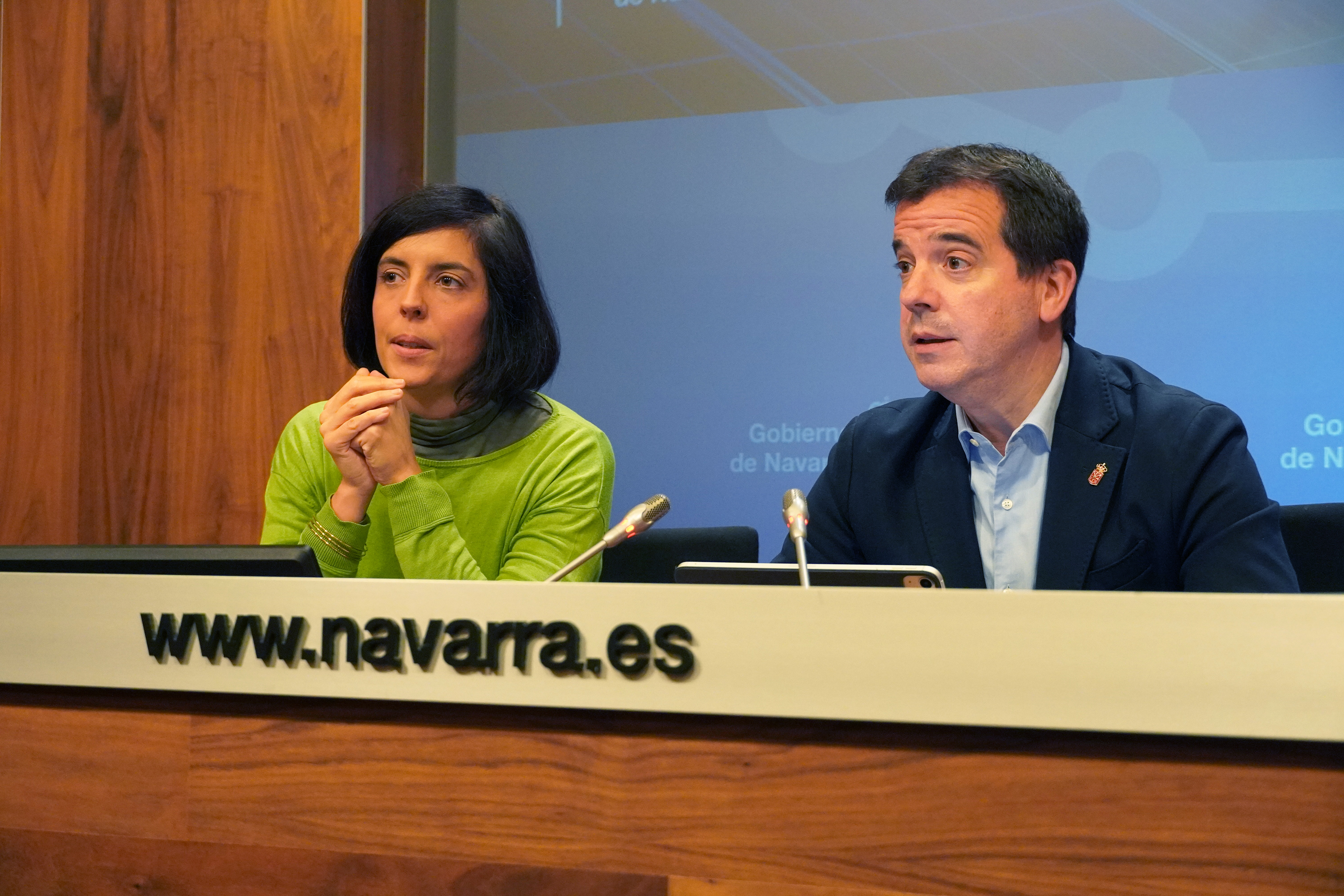 El consejero de Industria, Mikel Irujo, y la directora general de Energía, Uxue Itoiz, durante una presentación