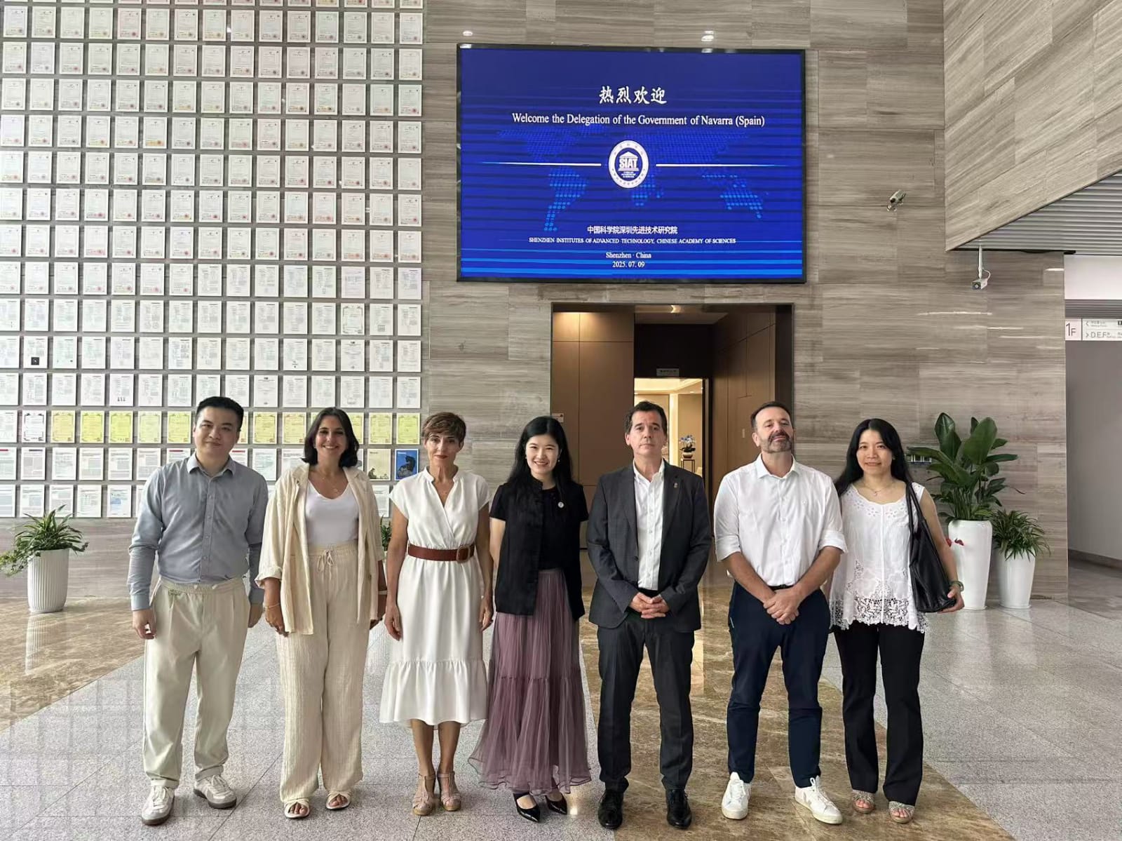La delegación navarra, encabezada por el consejero Irujo, junto a sus interlocutores en la región china de Shenzhen.