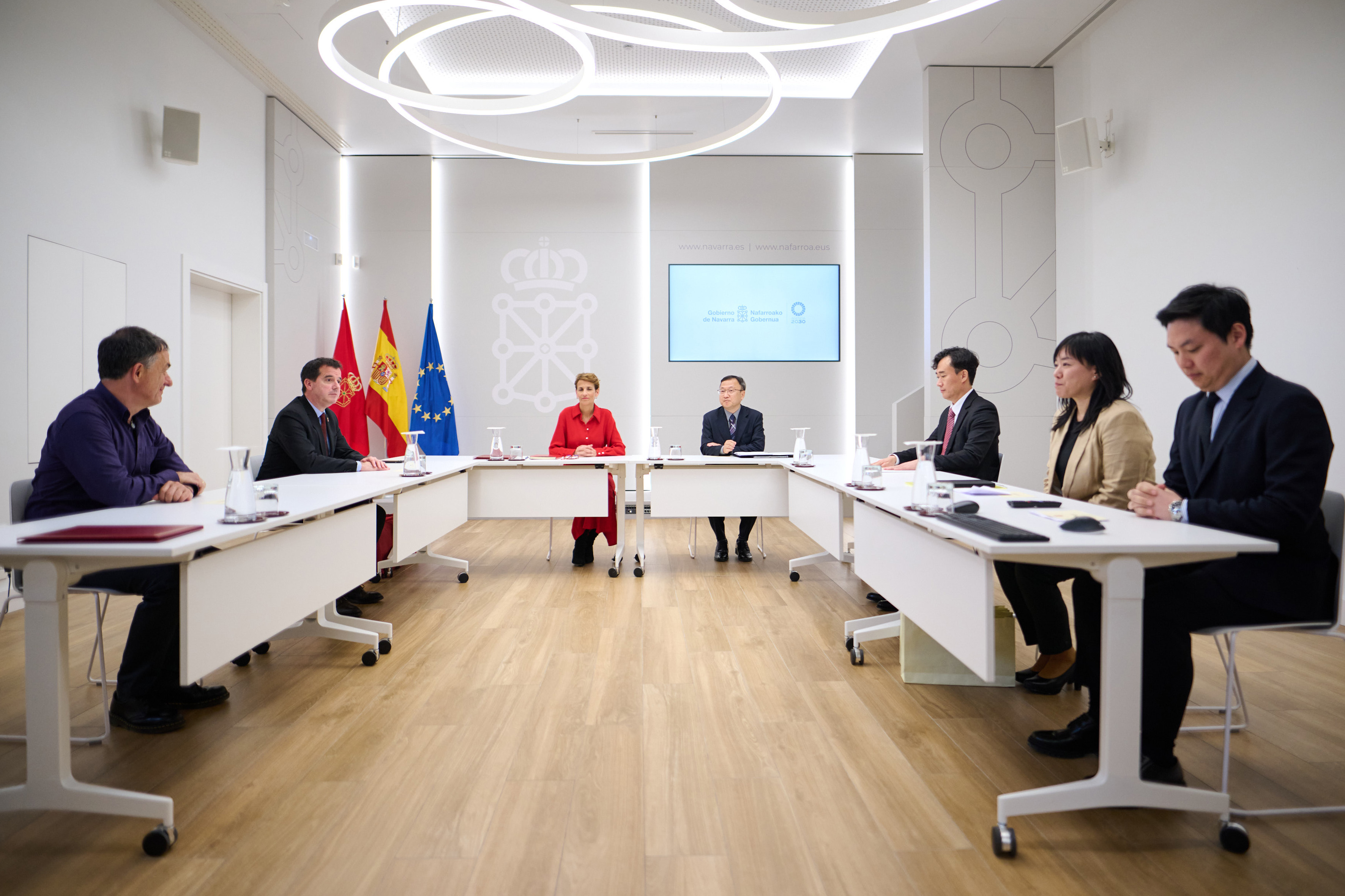 Imagen del inicio de la reunión entre representantes de Mobis junto a la presidenta, María Chivite, y el consejero de Industria y de Transición Ecológica y Digital Empresarial, Mikel Irujo.
