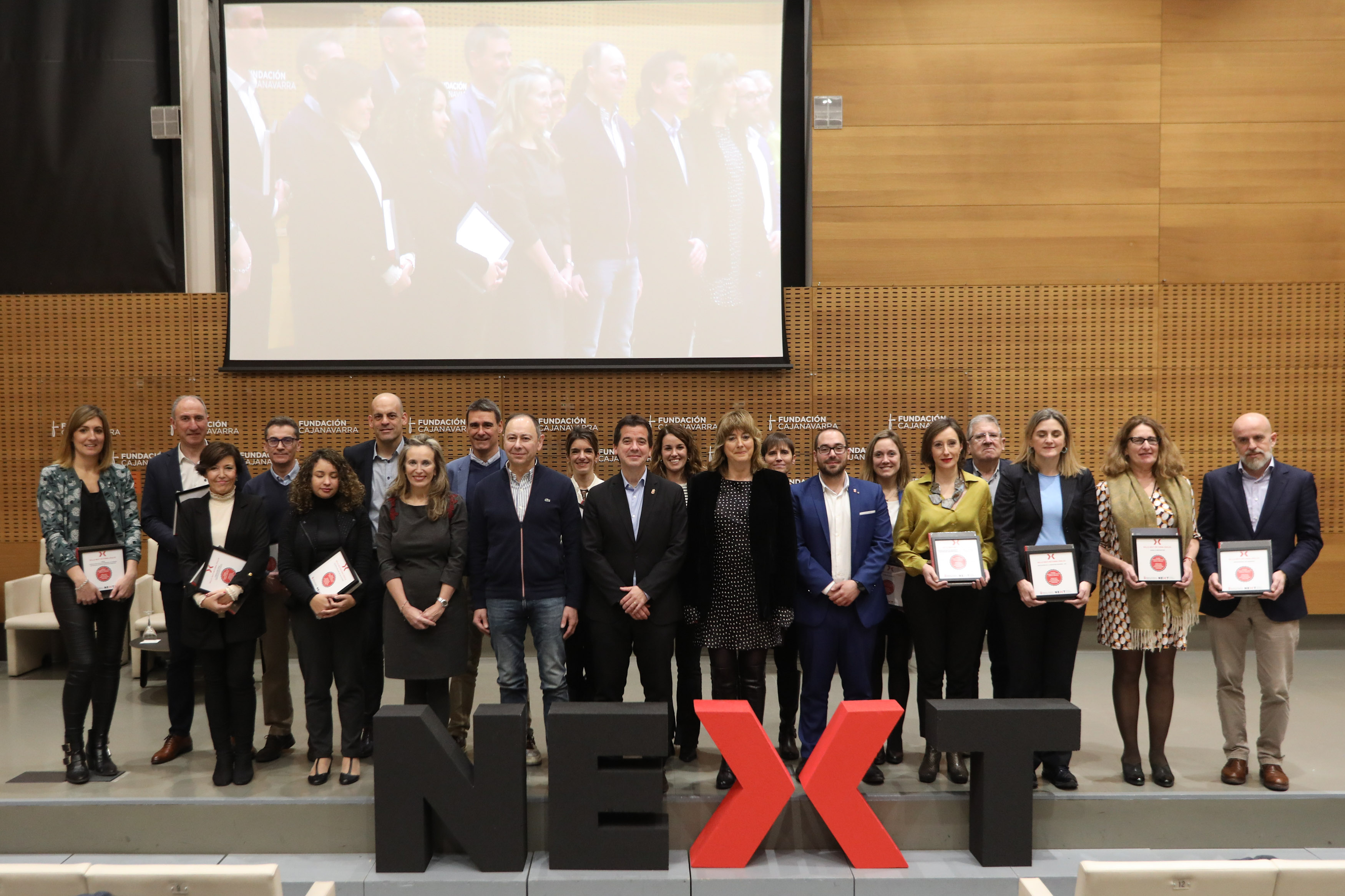 Foto de grupo de la consejera Ollo y el consejero Irujo, con navarros y navarras que residen en el exterior