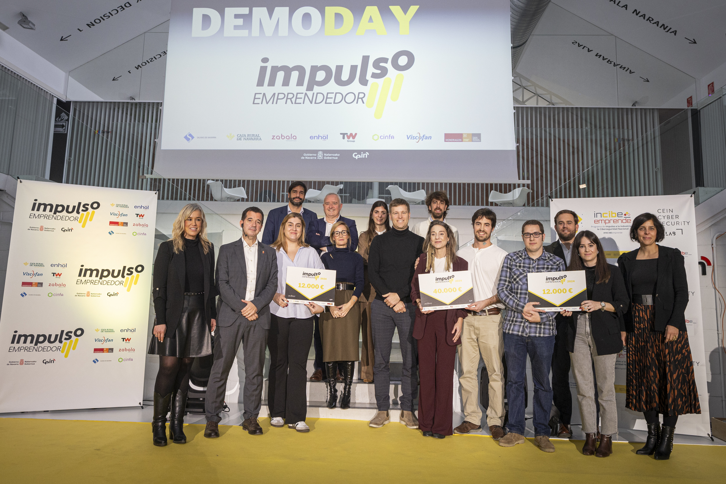 De izda a dcha: la directora general Basterra y el consejero Irujo, con representantes de las empresas premiadas Bellezón, Licify y Hemotic. 
