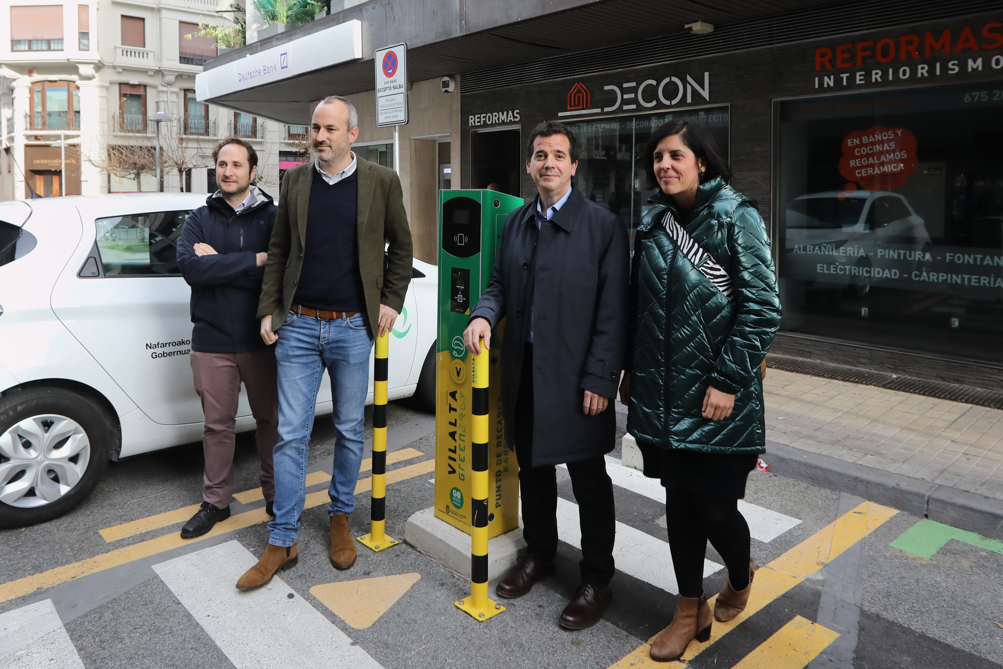 De izquierda a derecha: Alejandro Astibia, director del Área de Proyectos Estratégicos, Movilidad y Sostenibilidad del Ayuntamiento de Pamplona, el concejal Fermín Alonso, el consejero Irujo y la directora general de Industria, Energía y Proyectos Estratégicos S4, Uxue Itoiz, junto al punto habilitado en la calle Paulino Caballero.