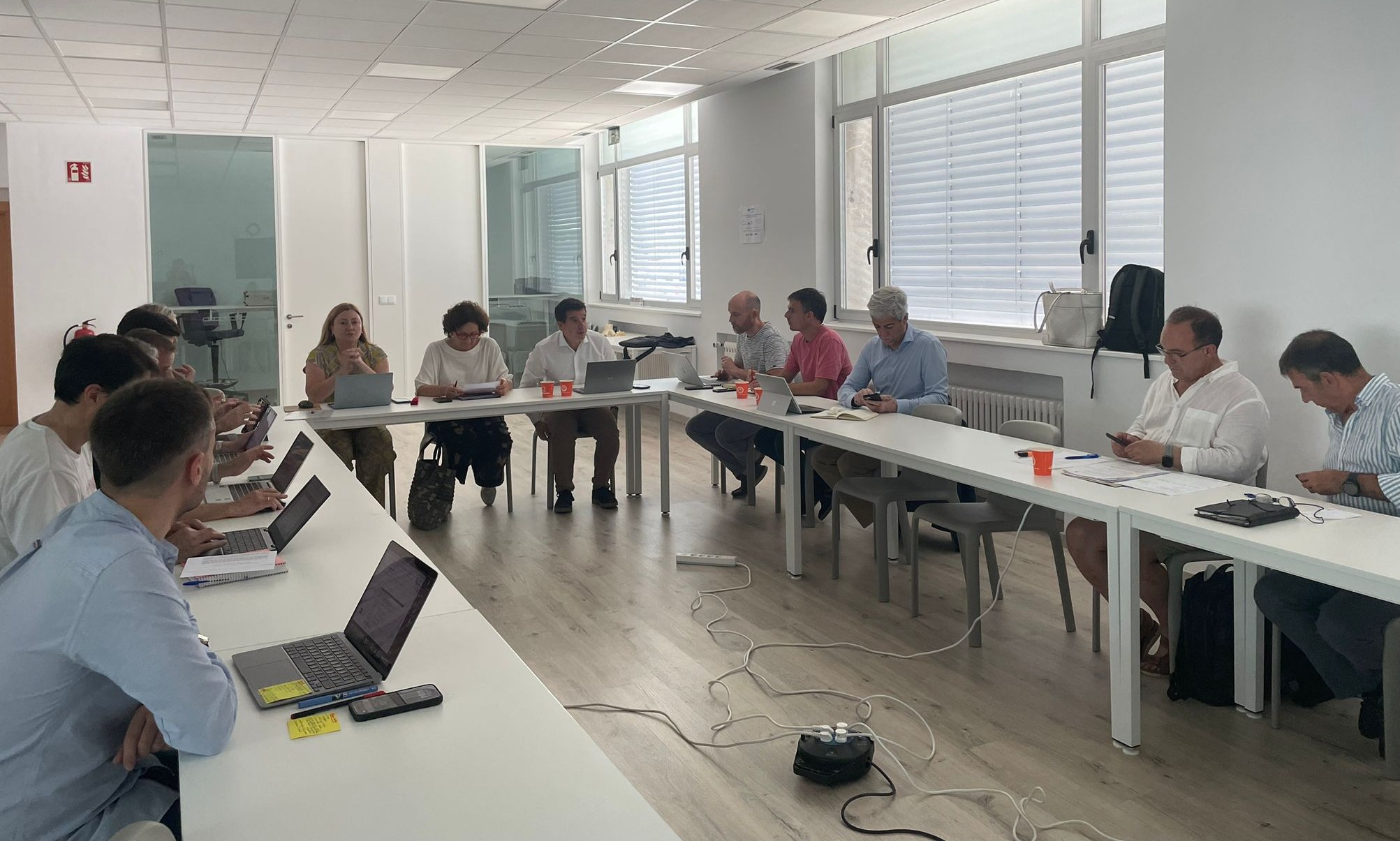 En la reunión, el grupo de trabajo presentó el análisis y evaluación de la situación actual, el plan de trabajo y recolocación de las personas trabajadoras tras el impacto del cierre de la empresa Sunsundegui
