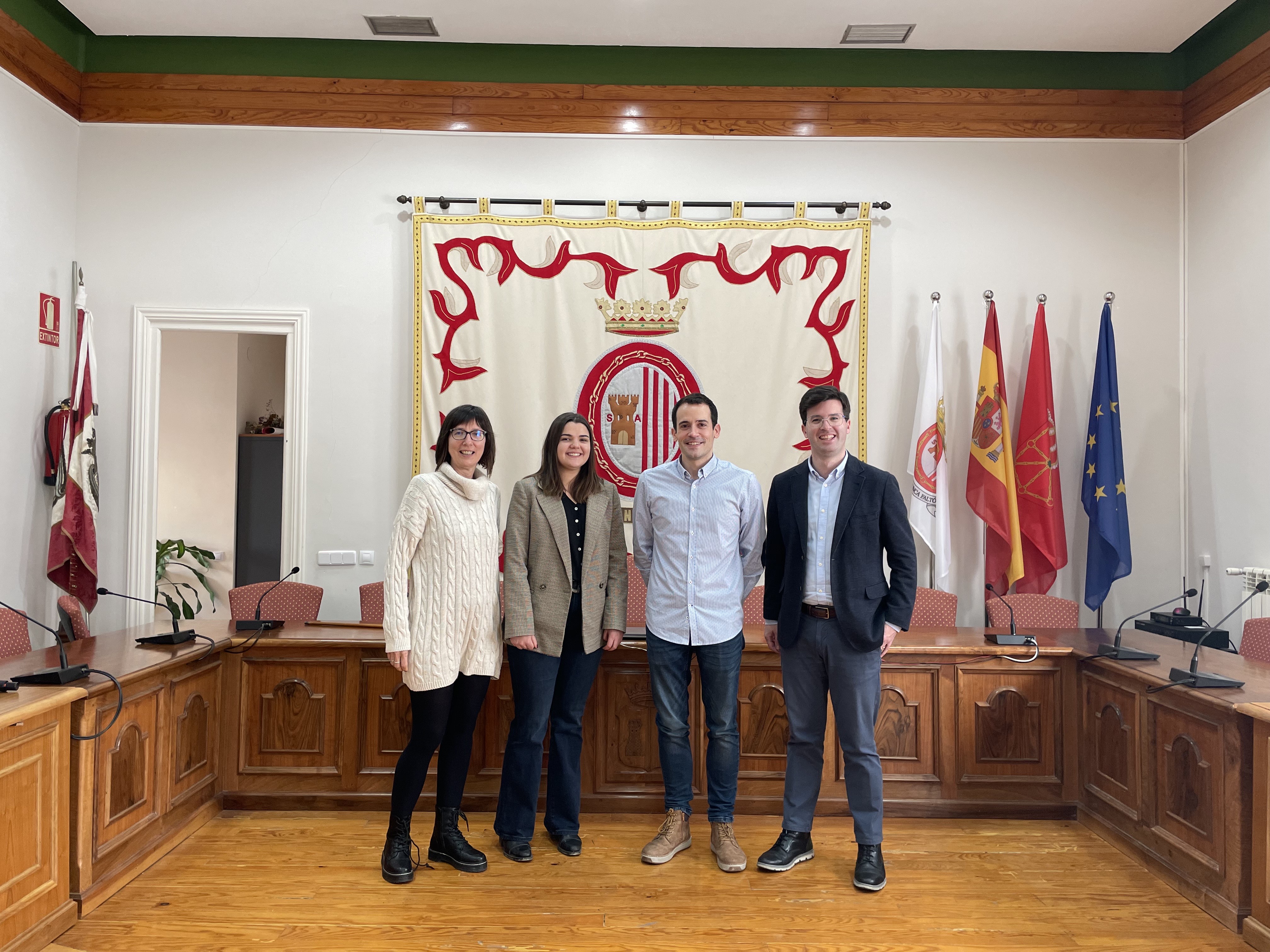 En la imagen, de izquierda a derecha: la técnica de desarrollo de la comarca de Sangüesa CEDERNA, Marijo Waliño; la técnica de la red de comercio rural en la zona de Sangüesa CEDERNA, Leire Hualde; el alcalde de Sangüesa, Javier Solozábal; y, el director general de Comercio y Consumo, Pablo Ezcurra, en el salón de plenos del ayuntamiento de Sangüesa / Zangoza