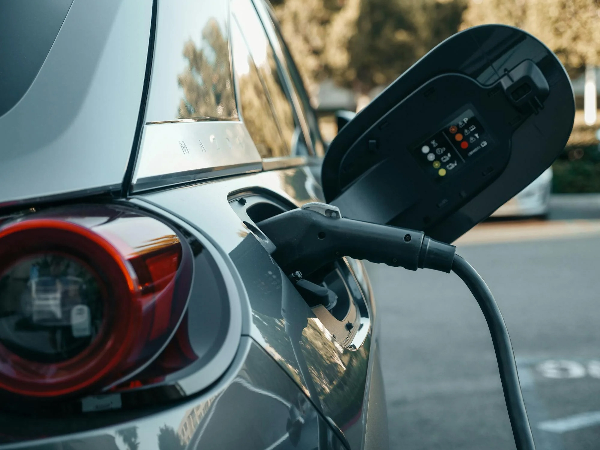 Se han recibido más de 8.000 solicitudes, que son compatibles con la deducción fiscal de hasta un 35% para vehículos eléctricos, y de hasta un 20% para la implantación de infraestructuras de recarga eléctrica