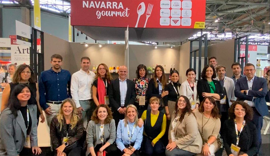 El stand de Navarra en la feria SIAL, durante la visita esta mañana del embajador de España en Francia, Victorio Redondo Baldrich; el consejero de la Embajada, José Lorenzo Outón; Javier Parra, consejero comercial en la OFECOME de la Embajada de España en Francia; Michel Budaï, del Departamento de Agroalimentarios de la misma oficina; Christine Allard, presidenta de la Cámara Oficial de Comercio de España en Francia (COCEF), así como otros representantes de la COCEF..