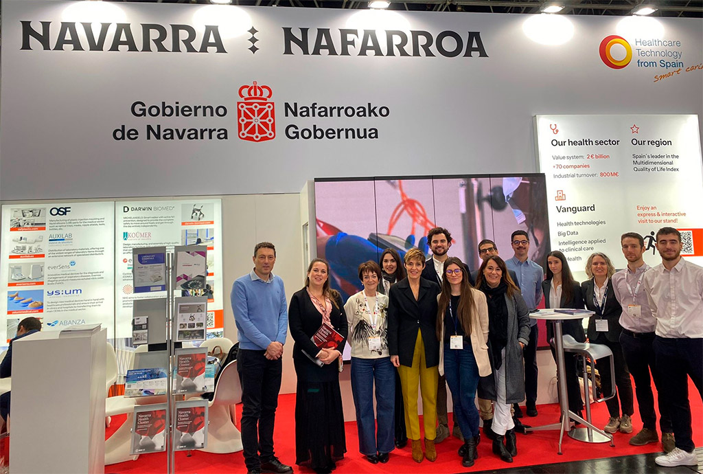 En el centro, la directora del PIN, Miren Ausín; y  representantes de las 9 empresas navarras participantes en la feria Medica