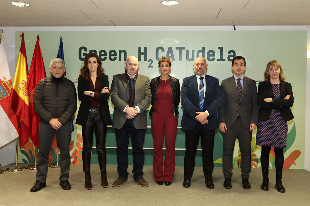 De izda. a dcha. Jesús Sesma, técnico de la CAT; Ana Ursúa, directora general de AIN; el presidente de la CAT y vicepresidente y consejero de Ordenación del Territorio, Vivienda, Paisaje y Proyectos Estratégicos, José Mª Aierdi; la Presidenta de Navarra, María Chivite; el delegado del Gobierno en Navarra, José Luis Arasti; el consejero de Desarrollo Económico y Empresarial, Mikel Irujo; e Isabel Vicente, ingeniera de la CAT