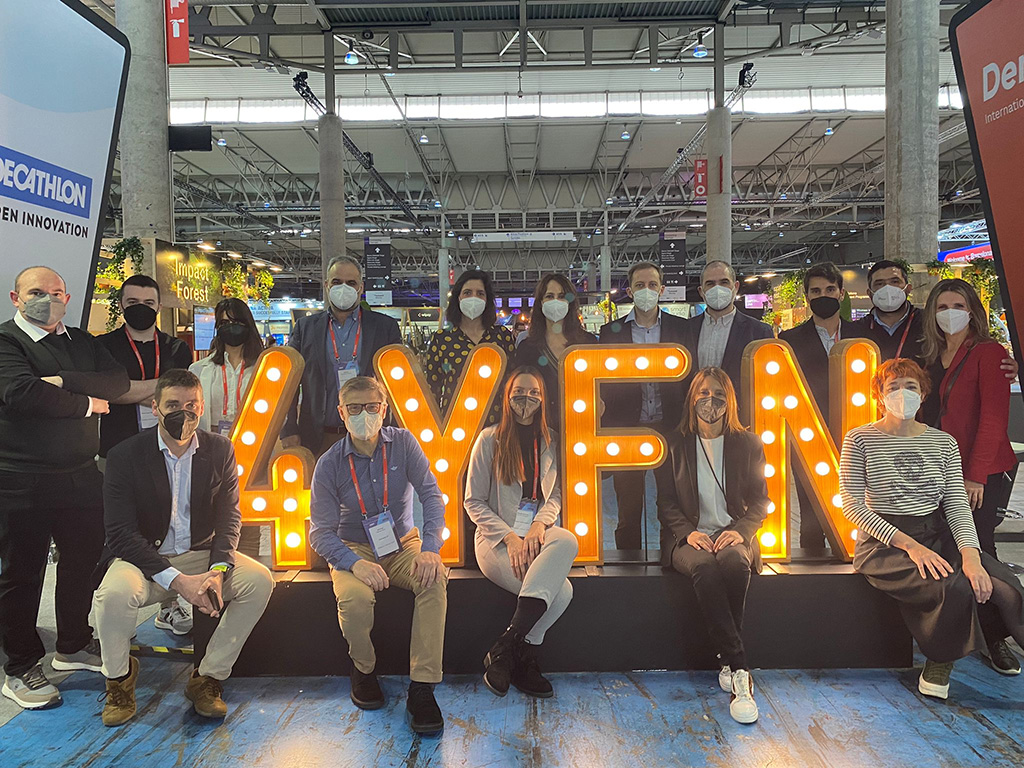 La directora general Uxue Itoiz y la coordinadora de CEIN, María Sanz de Galdeano con representantes de las 8 empresas navarras en el Mobile World Congress 2022.