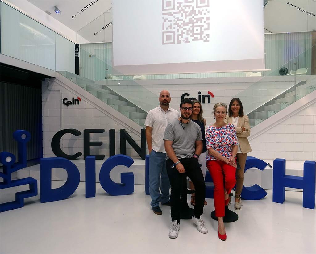 Sentados, Álex Bernardo, fundador de Nocodehackers, e Izaskun Goñi, directora general de Política de Empresa, Proyección Internacional y Trabajo. Detrás, de izquierda a derecha: Guillermo Irure, técnico de CEIN en emprendimiento digital; Pilar Tellechea, responsable del área de Creación de empresas de CEIN; y Eva Gómara, responsable del área Vivero de Innovación de CEIN