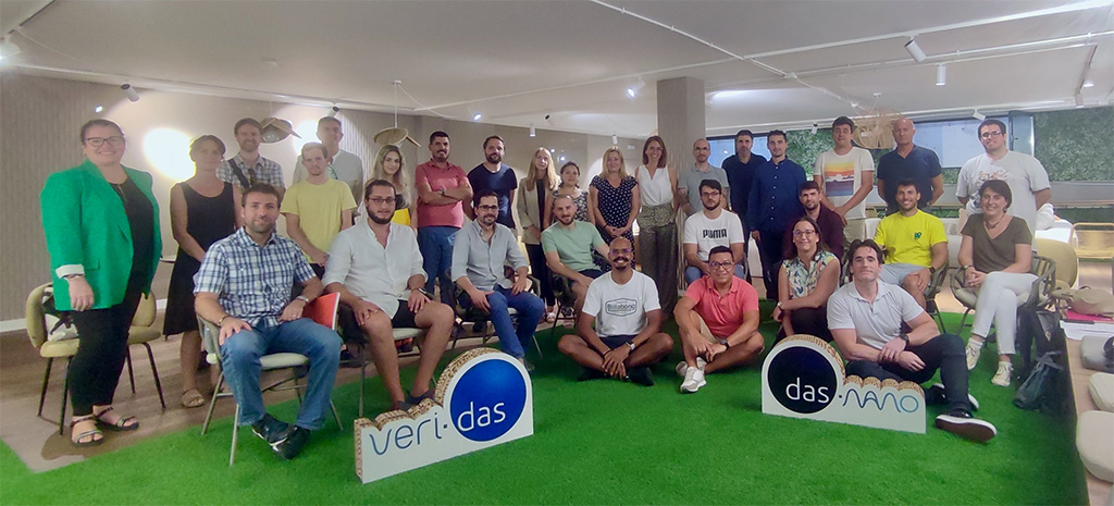 Participantes y formadores del programa "Albañiles digitales".