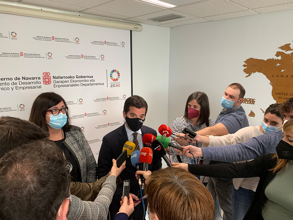 El consejero Irujo comparece ante los medios después de la reunión del Consejo de Administración de Sodena