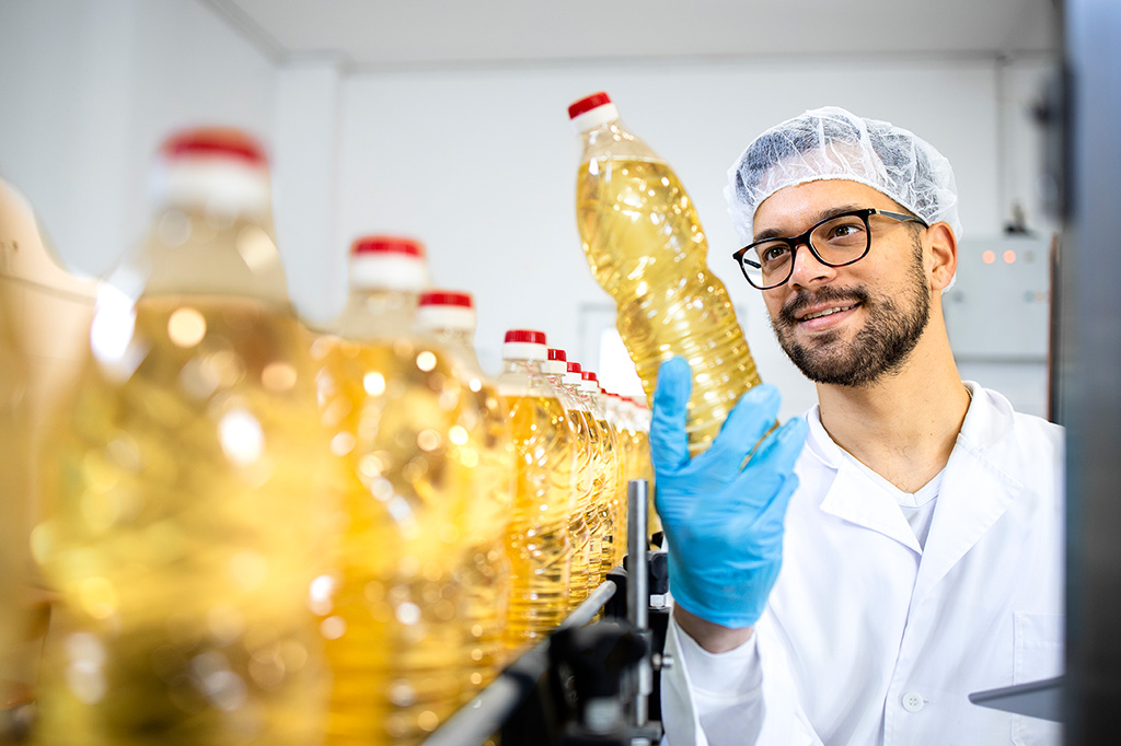 Hombre controla el envasado de aceite