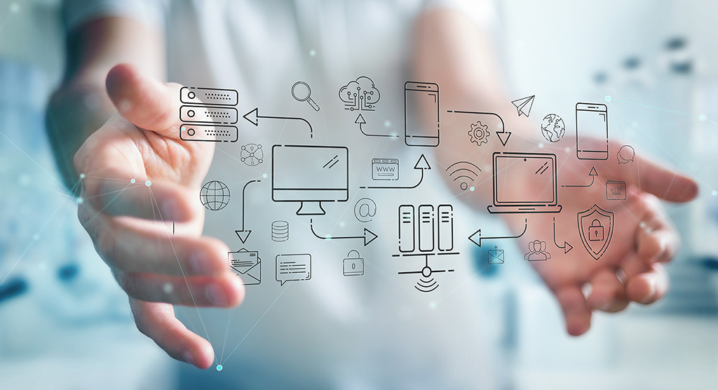 Dos manos sujetando iconos digitales de ordenadores, servidores, teléfonos móviles, páginas web, correo electrónico y similares.