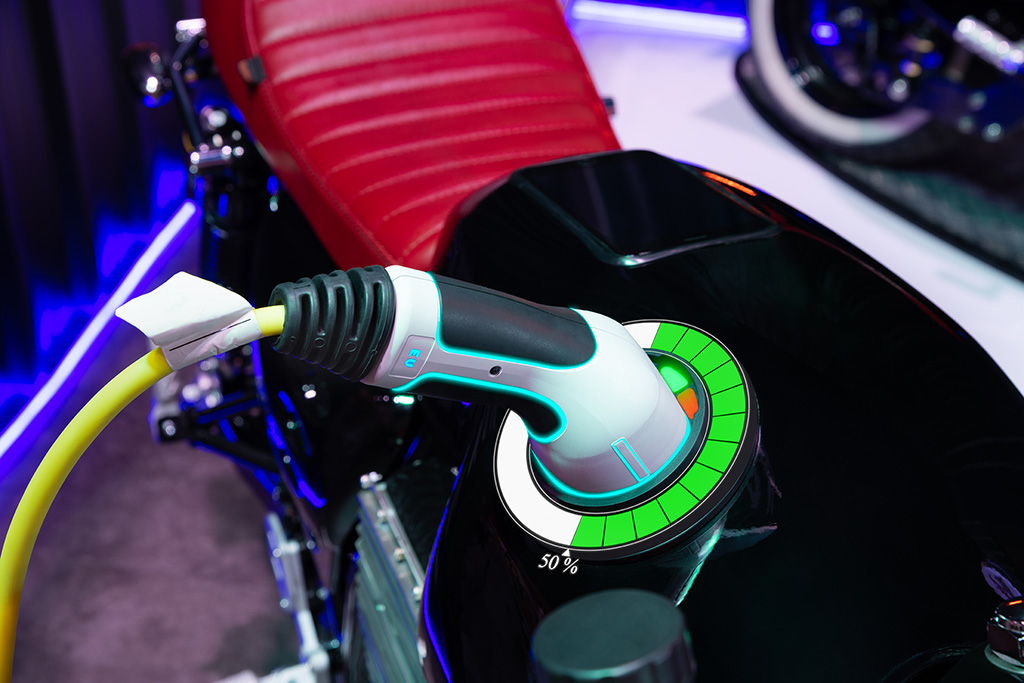 Manguera cargando un vehículo eléctrico