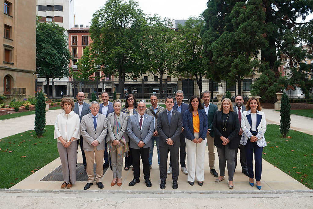 Los consejeros Mikel Irujo y Juan Cruz Cigudosa, en el centro, junto a representantes de las empresas impulsoras del Cluster