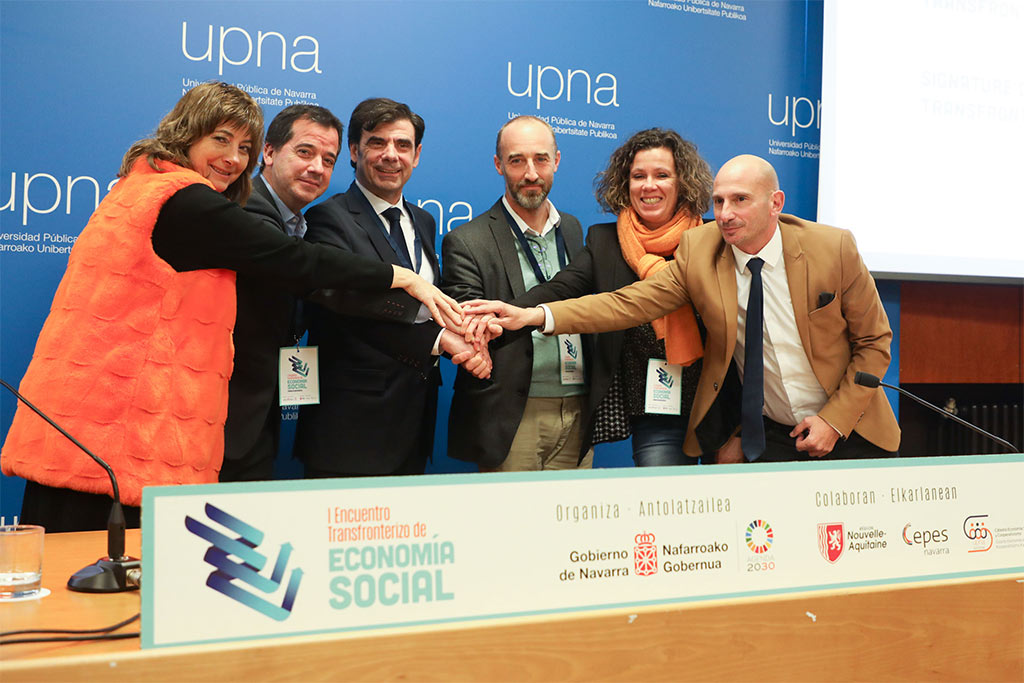 Ana Ollo, consejera Relaciones Ciudadanas; Mikel Irujo, consejero de Desarrollo Económico y Empresarial; Ignacio Ugalde, presidente de la Confederación de Entidades para la Economía Social de Navarra (CEPES Navarra; Stéphane Montuzet, presidente de la Cámara Regional de la Economía Social y Solidaria de Nueva Aquitania (CRESS Nouvelle-Aquitaine); Maud Caruhel, vicepresidenta para la Economía Social y Solidaria, Economía circular y prevención de residuos de la Región de Nueva Aquitania y Mathieu Berge, conse