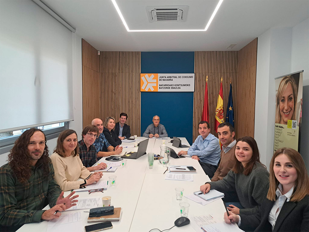 El consejero Irujo, y el resto de participantes en la reunión