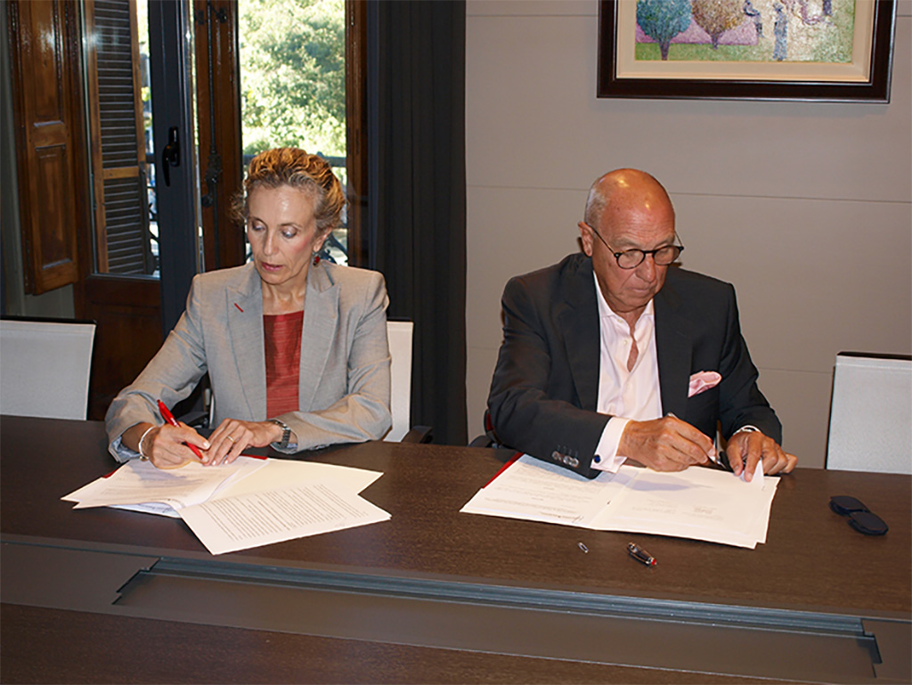 Izaskun Goñi y Javier Taberna durante la firma del convenio