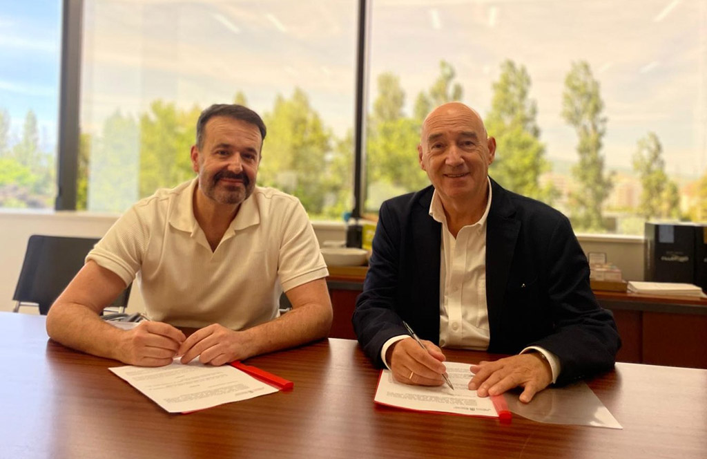 Iñigo Arruti y Marino Barasoian en la firma de aprobación de la vigésimo quinta edición del premio.