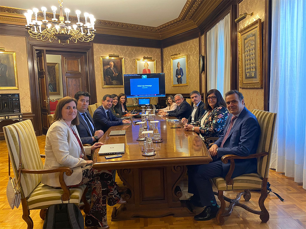 El consejero Irujo con integrantes del grupo de trabajo del Corredor del Hidrógeno del Ebro