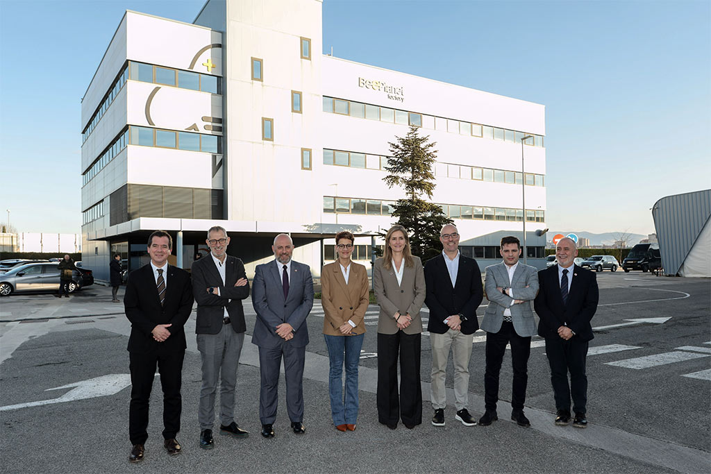 I-D: El consejero de Desarrollo Económico y Empresarial, Mikel Irujo; un socio co-fundador de BeePlanet, Agustín Idareta; el delegado del Gobierno en Navarra, José Luis Arasti; la Presidenta de Navarra, María Chivite; la secretaria de Estado de Energía, Sara Aagesen; los otros dos socios co-fundadores de la empresa, Jon Asín y Carlos Llonis, y el consejero de Universidad, Innovación y Transformación Digital, Juan Cruz Cigudosa.