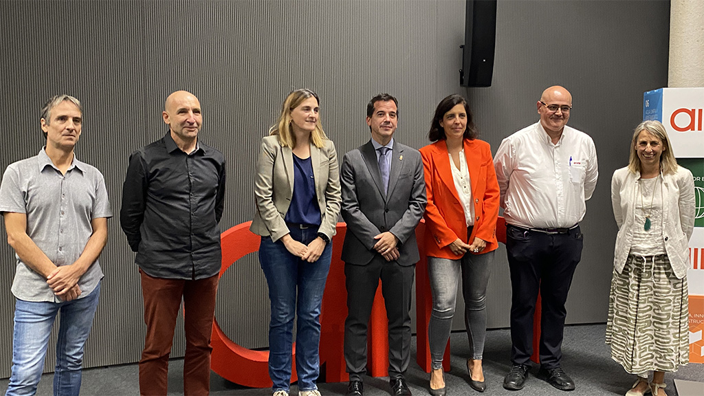 De izquierda a derecha, José María Sotro, técnico del área de energía y sostenibilidad de AIN; Martín Ibarra, director del Servicio de Transición Energética; Marian Garayoa, directora del área de consultoría de AIN; Mikel Irujo, consejero de Desarrollo Económico y Empresarial; Uxue Itoiz, directora general de Industria, Energía y Proyectos estratégicos S4; Carlos Soberanas, coordinador de medio ambiente de KYBSE (Kyb Suspensions Europe); y Natalia Ortega, responsable del área de ingeniería de AIN