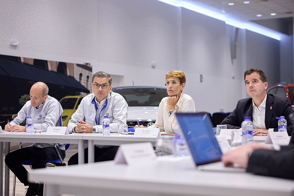 La Presidenta, el presidente de VW Navarra, Hobusch y el consejero Irujo, en la reunión mantenida esta mañana en la planta de Landaben.