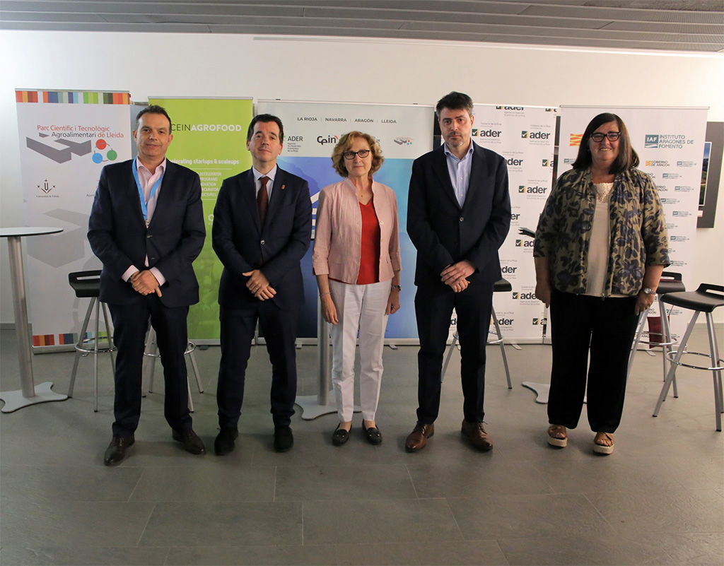 El consejero Irujo, centro de la imagen, y la presidenta de CEIN Pilar Irigoien (derecha) con representantes de Cataluña, Aragón y La Rioja.