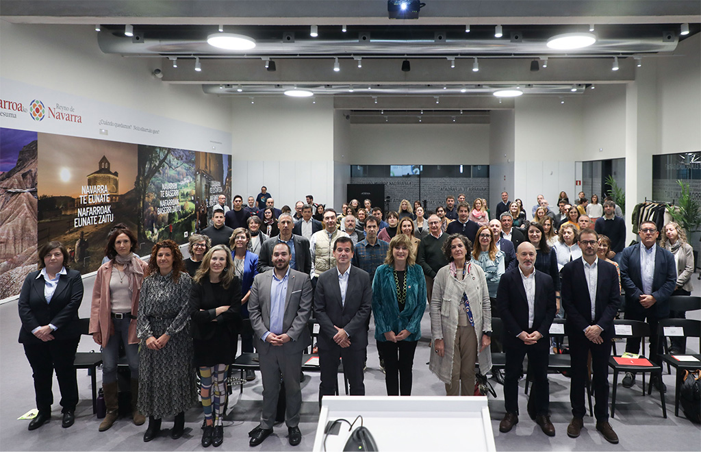 El consejero Irujo y las consejeras Ollo y Gómez posan con asistentes al acto