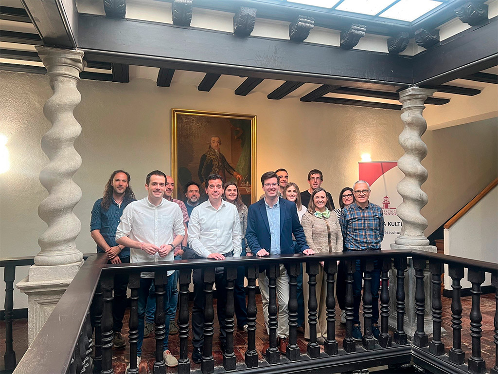 El consejero Irujo, el director general Ezcurra y el alcalde Solozábal, junto a Iñigo Arteche y representantes de los cuatro Grupos de Acción Local: TEDER, Consorcio EDER, Zona Media y Cederna-Garalur. 