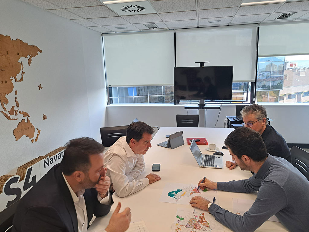 Un momento de la reunión en el Gabinete del Departamento de Industria. De izda a dcha: Arruti, consejero Irujo, Chocarro y alcalde Ollo.