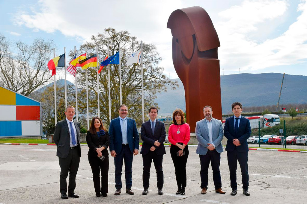 De izda. a dcha., Iñaki Larraya, director gerente de SODENA; Marisa Lusarreta, directora de Servicios Corporativos de MTorres; Juan Albéniz, director general de MTorres; Mikel Irujo, consejero de Industria y de Transición Ecológica y Digital Empresarial; Yolanda Torres, vicepresidenta de la compañía; Íñigo Arruti, director general de Fomento Empresarial de Gobierno de Navarra y el director Técnico y de Innovación de MTorres, José Manuel Gonzále