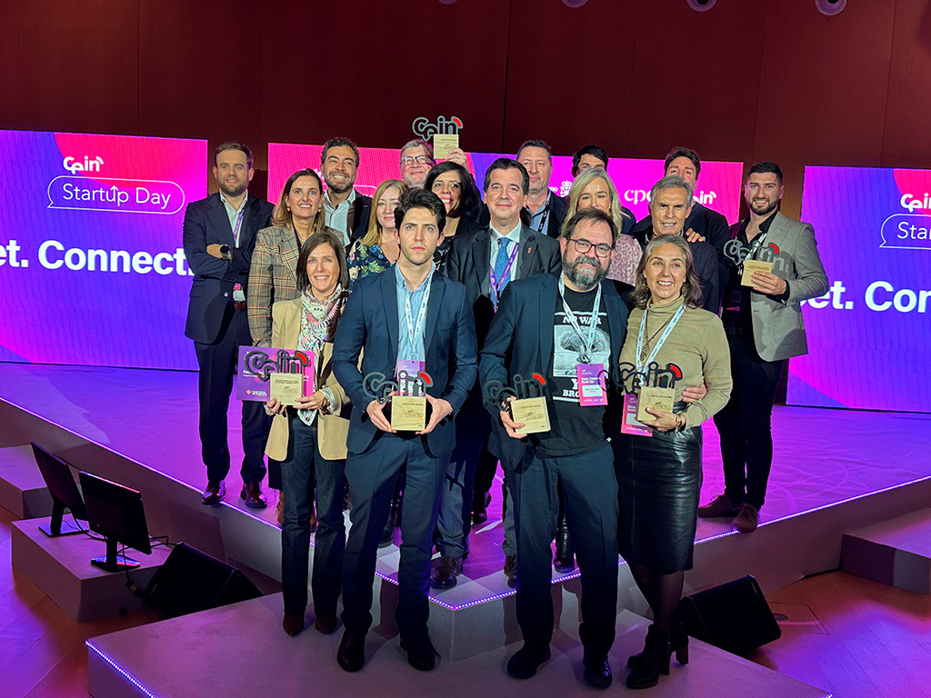 El consejero Irujo, en el centro, con premiados y premiadas.